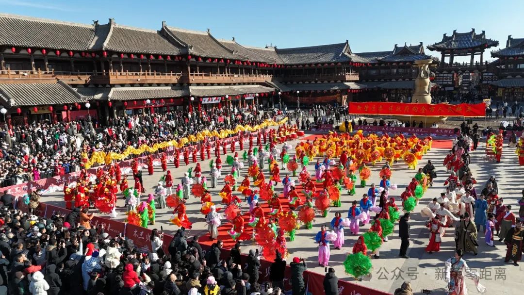 新榮區(qū)社火團(tuán)隊(duì)?在大同華嚴(yán)寺廣場(chǎng)激情演繹《木蘭歸來(lái)》
